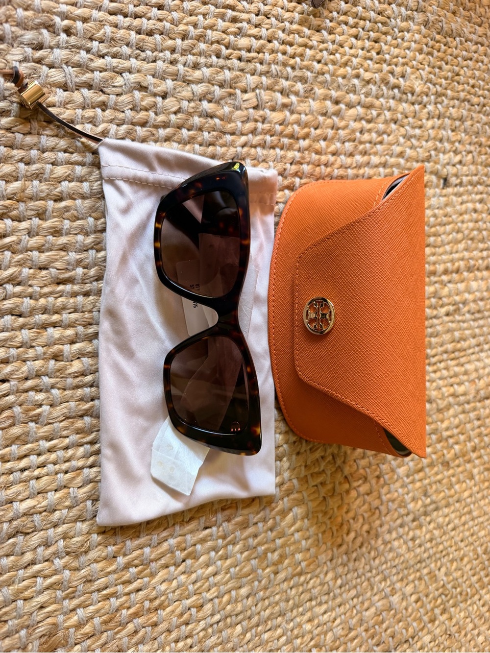 Tory Burch tortoise Sunglasses Case with Brown Tortoiseshell Sunglasses